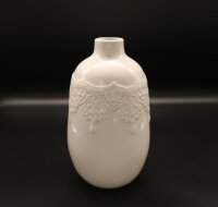 hohe Vase weiß mit Verzierung
